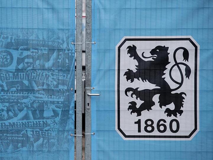 Ein verschlossenes Tor mit Vereinslogo auf dem Trainingsgelände des TSV 1860 München. Foto: picture alliance / Sven Hoppe/dpa/Archivbild