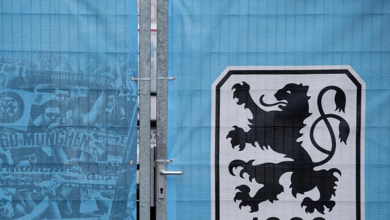 Ein verschlossenes Tor mit Vereinslogo auf dem Trainingsgelände des TSV 1860 München. Foto: picture alliance / Sven Hoppe/dpa/Archivbild Ein verschlossenes Tor mit Vereinslogo auf dem Trainingsgelände des TSV 1860 München. Foto: picture alliance / Sven Hoppe/dpa/Archivbild