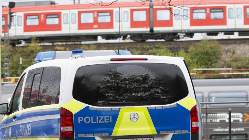 Ein Polizeiwagen vor einer S-Bahn (Symbolbild).