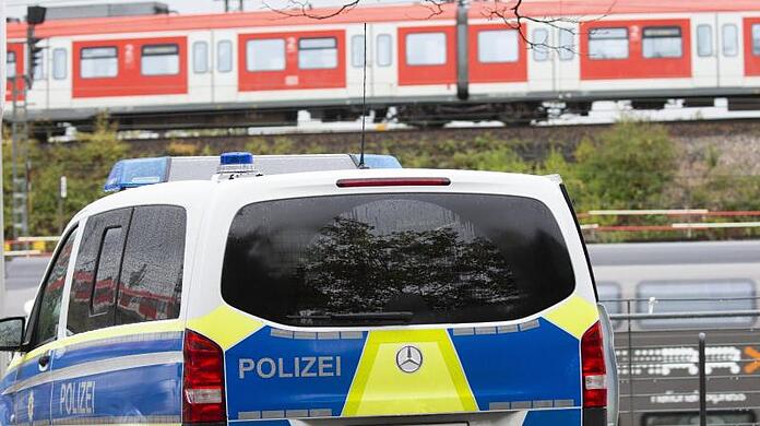 Ein Polizeiwagen vor einer S-Bahn (Symbolbild).