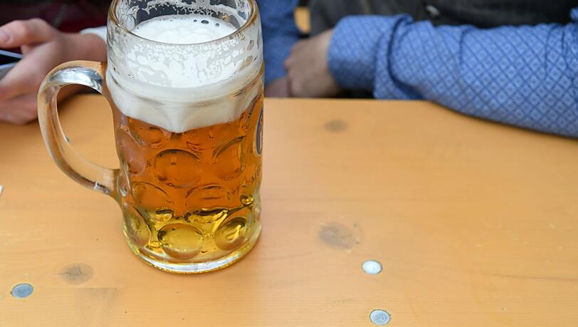 Eine Maß Bier steht im Hofbräuzelt auf einem Tisch.