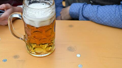 Eine Maß Bier steht im Hofbräuzelt auf einem Tisch.