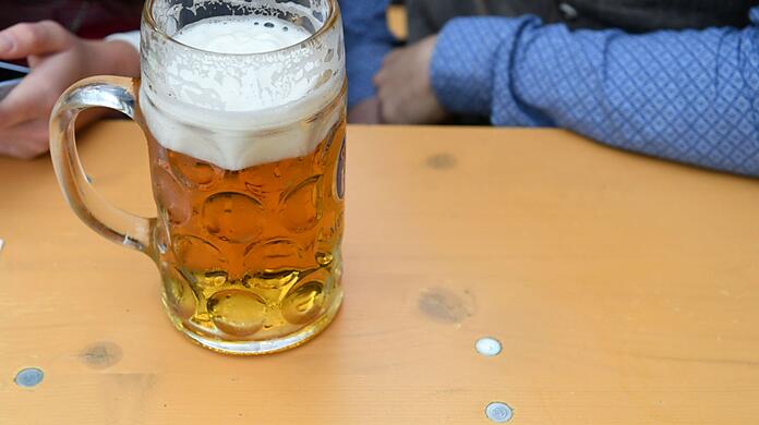 Eine Maß Bier steht im Hofbräuzelt auf einem Tisch.