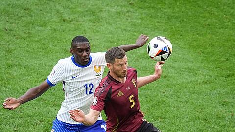 Belgiens Jan Vertonghen (r.) und Frankreichs Randal Kolo Muani kämpfen um den Ball.