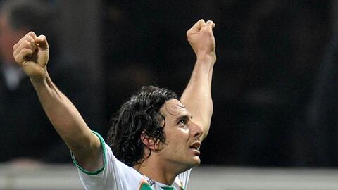 Stürmer Claudio Pizarro brachte Werder mit seinen beiden Toren beim AC Milan ins Uefa-Cup-Achtelfinale.