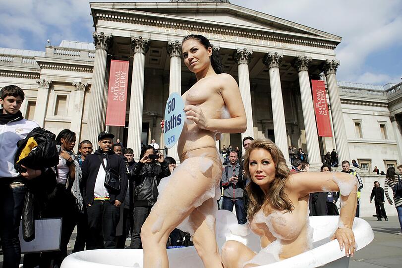 Das US-amerikanische Model Monica Harris und das britische Model Victoria Eisermann posierten und demonstrierten für den Tierschutz vor der Nationalgalerie in London.