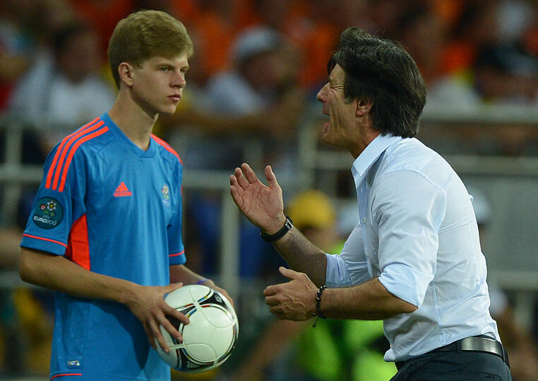 Bundestrainer Joachim Löw und der Balljunge. Die Szene, in der Löw dem Jungen im Scherz den Ball aus der Hand schlägt, war vor dem Spiel aufgenommen und später in die Liveübertragung eingebaut worden.