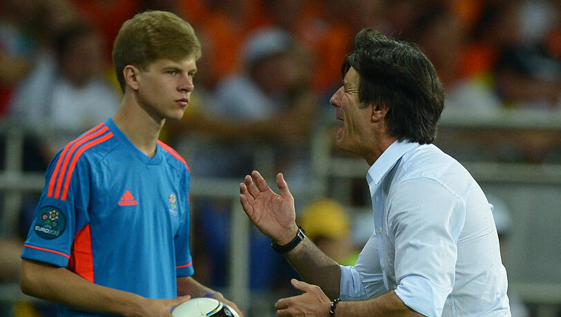 Bundestrainer Joachim Löw und der Balljunge. Die Szene, in der Löw dem Jungen im Scherz den Ball aus der Hand schlägt, war vor dem Spiel aufgenommen und später in die Liveübertragung eingebaut worden. Bundestrainer Joachim Löw und der Balljunge. Die Szene, in der Löw dem Jungen im Scherz den Ball aus der Hand schlägt, war vor dem Spiel aufgenommen und später in die Liveübertragung eingebaut worden.