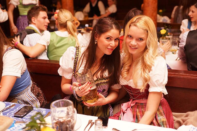 Wiesn-Halbzeit: Immer wenn es noch knapp ein halbes Jahr bis zum Oktoberfest ist, feiern die Münchner im Franziskaner. Die Bilder vom sexy Wiesn-Warm-up.