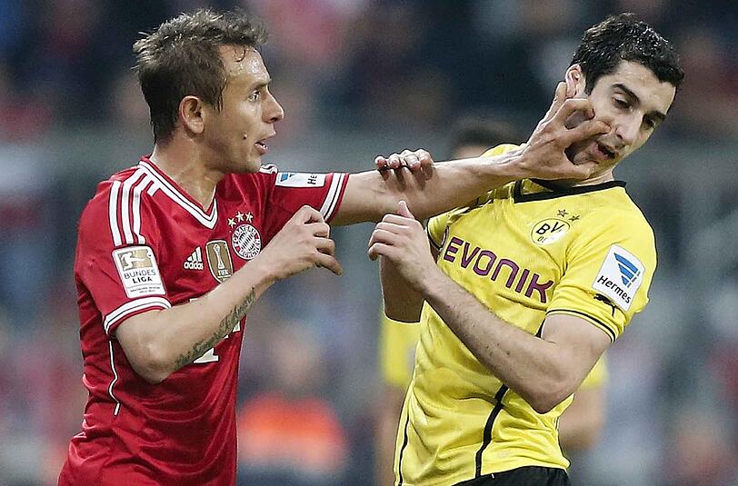 Gekrallt in der Nachspielzeit: Bayerns Rafinha rammt Gegenspieler Henrich Mchitarjan (r.) seine Fingernägel ins Gesicht, muss dafür vom Platz.