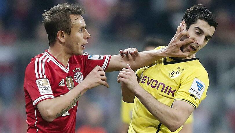 Gekrallt in der Nachspielzeit: Bayerns Rafinha rammt Gegenspieler Henrich Mchitarjan (r.) seine Fingernägel ins Gesicht, muss dafür vom Platz. Gekrallt in der Nachspielzeit: Bayerns Rafinha rammt Gegenspieler Henrich Mchitarjan (r.) seine Fingernägel ins Gesicht, muss dafür vom Platz.