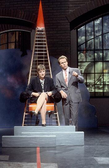 Bild von 1992: Angela Merkel und Moderator Olaf Kracht in der Sendung "Der heiße Stuhl"