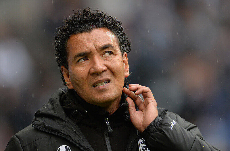 Trainer Ricardo Moniz von München steht vor dem Spiel inm Regen