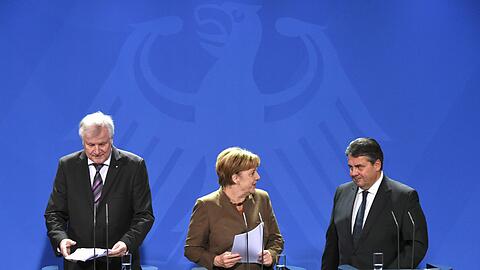 Treffen wegen Asylpaket: Kanzlerin Angela Merkel, der CSU-Vorsitzende und bayerische Ministerpräsident Seehofer und der SPD-Vorsitzende und Wirtschaftsminister Gabriel.