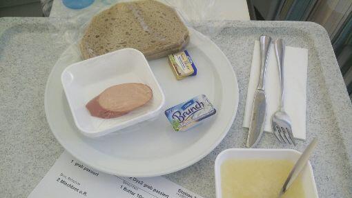 Graues Brot, graurosa Wurst und Kompott &ndash; immerhin nicht grau.