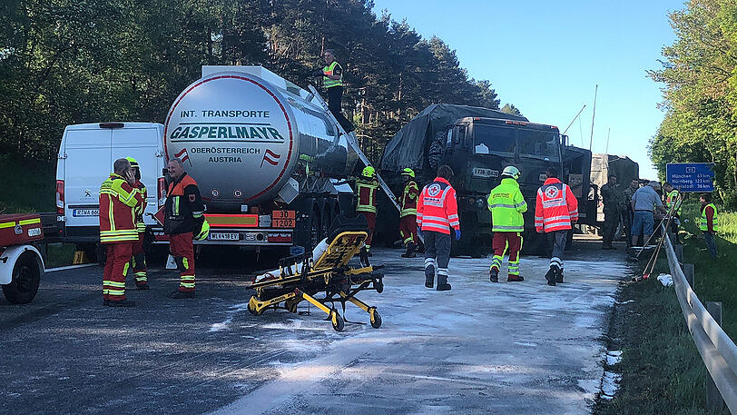 Auf der A93 sind ein Truck der US Army und ein Gefahrguttransporter aus Österreich kollidiert. Die ersten Bilder von der Unfallstelle.