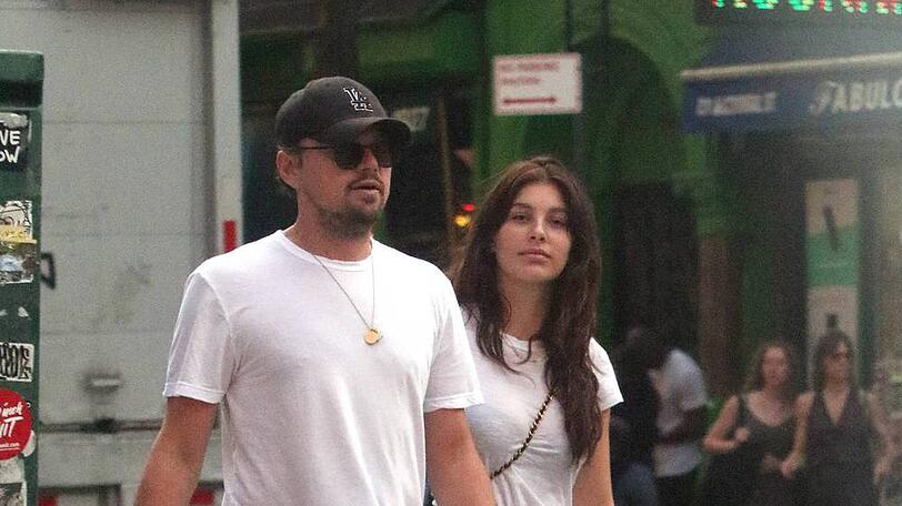 Camila Morrone mit ihrem Freund Leonardo DiCaprio bei einem Spaziergang durch New York
