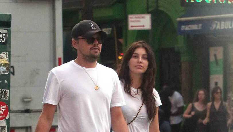 Camila Morrone mit ihrem Freund Leonardo DiCaprio bei einem Spaziergang durch New York Camila Morrone mit ihrem Freund Leonardo DiCaprio bei einem Spaziergang durch New York