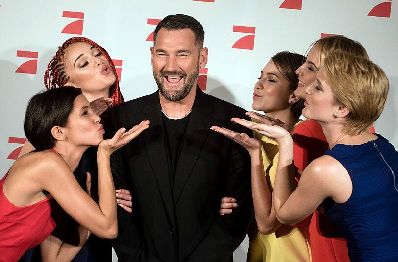 "GNTM"-Juror Michael Michalsky posiert mit den Kandidatinnen Lara, Luana, Fatma, Laura und Kim (v.l.) bei einem Pressetermin in Berlin.