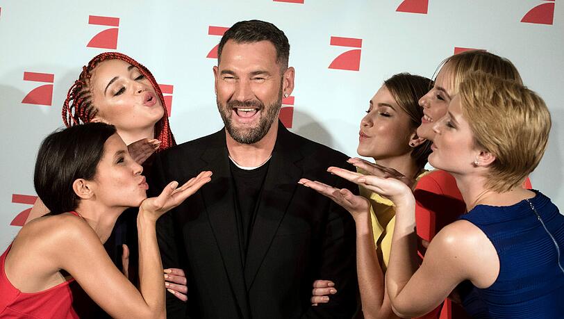 "GNTM"-Juror Michael Michalsky posiert mit den Kandidatinnen Lara, Luana, Fatma, Laura und Kim (v.l.) bei einem Pressetermin in Berlin. "GNTM"-Juror Michael Michalsky posiert mit den Kandidatinnen Lara, Luana, Fatma, Laura und Kim (v.l.) bei einem Pressetermin in Berlin.