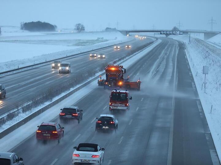 Ein Schneeräumfahrzeug fährt auf der Autobahn 8. Foto: Ralf Zwiebler