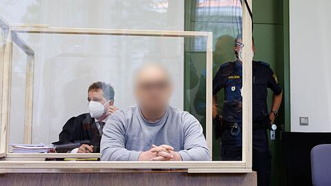 Vor Prozessbeginn: der wegen Mordes an einer 67-jährigen Obermenzingerin Angeklagte und sein Anwalt Harald Baumgärtl.