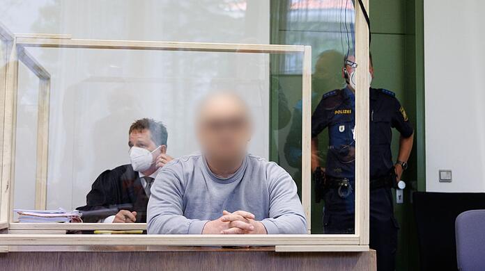 Vor Prozessbeginn: der wegen Mordes an einer 67-jährigen Obermenzingerin Angeklagte und sein Anwalt Harald Baumgärtl.