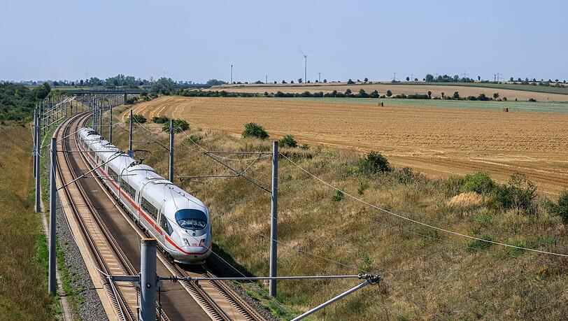 Die Deutsche Bahn geht gerichtlich gegen einen Beschluss der Bundesnetzagentur vor, mit dem der Wettbewerb im Fernverkehr gestärkt werden soll. (Archivbild) Die Deutsche Bahn geht gerichtlich gegen einen Beschluss der Bundesnetzagentur vor, mit dem der Wettbewerb im Fernverkehr gestärkt werden soll. (Archivbild)