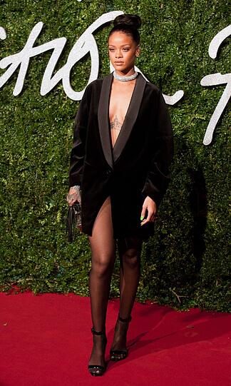 Bei Rihanna und ihren Outfits ist es ein ständiges Auf und Ab: Mal glänzt die schöne Sängerin in einer Traumrobe, mal verhüllt sie sich in grauenhafte Stoffe und Schnitte. Ihr sackartiges Smoking-Kleid bei den "British Fashion Awards" muss definitv zu den Kleiderpannen des Jahres gezählt werden.