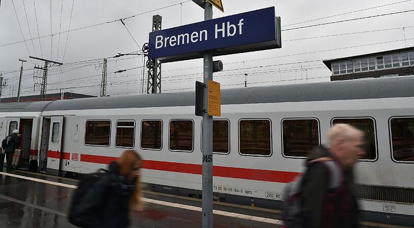 Reisende steigen am 30.03.2015 am Gleis im Hauptbahnhof in Bremen in einen IC nach Hamburg ein. Sturmschäden behindern den Fernverkehr zwischen Hamburg und Hannover. Züge werden über Bremen umgeleitet.