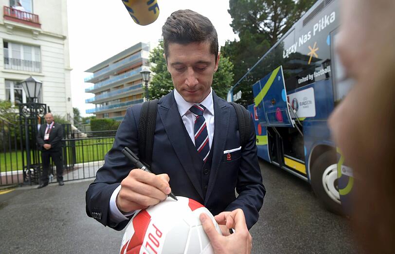 Robert Lewandowski gibt beim Verlassen des Mannschaftshotels seine letzten Autogramme bei der Euro 2016.