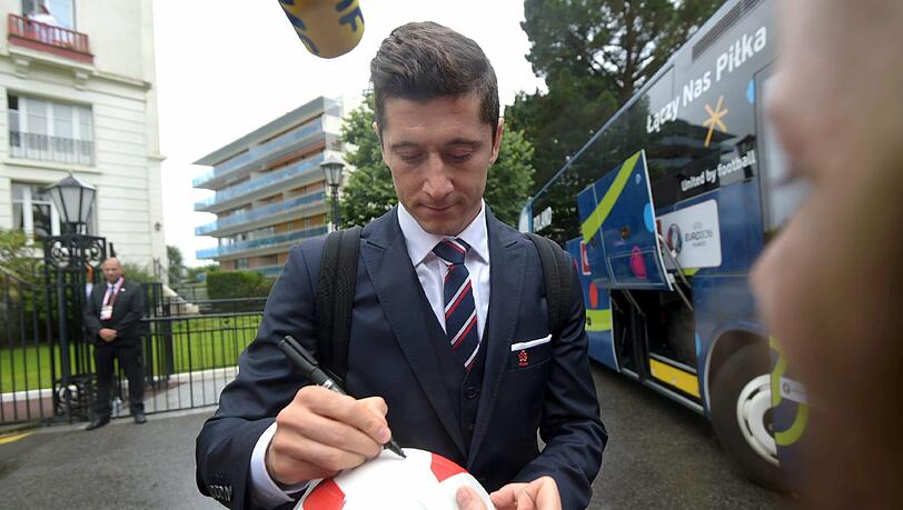 Robert Lewandowski gibt beim Verlassen des Mannschaftshotels seine letzten Autogramme bei der Euro 2016. Robert Lewandowski gibt beim Verlassen des Mannschaftshotels seine letzten Autogramme bei der Euro 2016.
