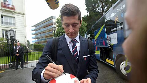 Robert Lewandowski gibt beim Verlassen des Mannschaftshotels seine letzten Autogramme bei der Euro 2016.