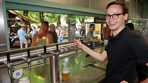 AZ-Reporter Paul Nöllke am Tresen. Dort zapft er Weißbier, dunkles Bier, Wasser, Wein und Limonade. Normales Bier und Radler kommen aus dem Fass.