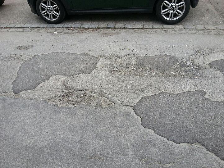 Das ist nicht die einzige Stelle in Schwabing, an der die Stoßdämpfer beansprucht werden.