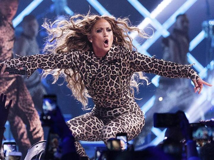Jennifer Lopez verspricht bei Twitter eine brandheiße Show.