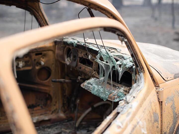 Unfassbare Flammengewalt: Die Frontscheibe eines VW Käfer ist durch die Hitze des Camp-Feuers geschmolzen.