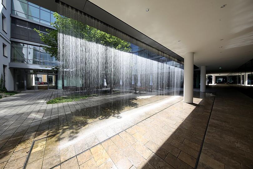 Prima Klima: der Wasserfall in der Siemens-Passage.