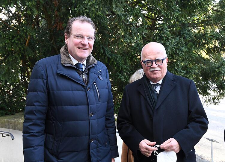 Unter den Trauergästen: FranzGeorg Strauß (l.), Peter Gauweiler.