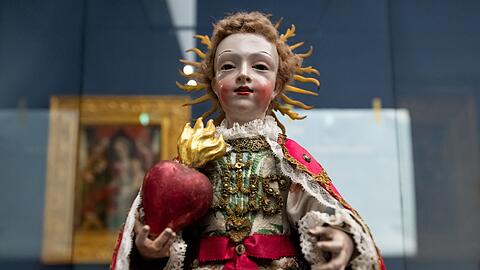 Die Skulptur „Jesuskind mit brennendem Herzen“ ist in der Ausstellung „Verdammte Lust“ zu sehen.