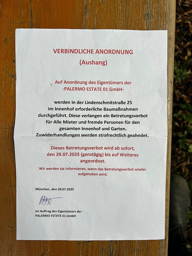 Diesen Aushang findet die Mietergemeinschaft nach ihrem zweiten Guerilla-Frühstück. Und einen Lattenzaun, der den Zugang zum grünen Hinterhof versperrt. Diesen Aushang findet die Mietergemeinschaft nach ihrem zweiten Guerilla-Frühstück. Und einen Lattenzaun, der den Zugang zum grünen Hinterhof versperrt.