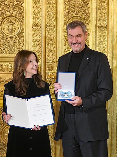 Ministerpräsident Markus Söder verleiht den Bayerischen Verdienstorden an Schlager-Ikone Vicky Leandros.
