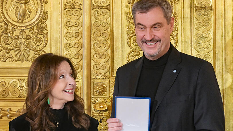 Ministerpräsident Markus Söder verleiht den Bayerischen Verdienstorden an Schlager-Ikone Vicky Leandros.