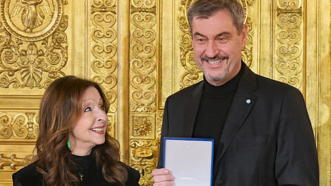 Ministerpräsident Markus Söder verleiht den Bayerischen Verdienstorden an Schlager-Ikone Vicky Leandros.