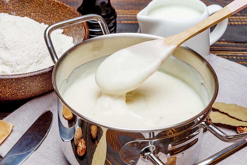 Doch wie gelingt die perfekte Béchamelsauce? Dafür wird Butter im Topf warm gemacht, Mehl zugefügt, verrührt und goldgelb angebraten und danach mit Milch unter ständigem Rühren mit dem Schneebesen aufgekocht. Anschließend die Sauce mit Gewürzen wie Salz, Pfeffer und Muskat würzen und wahlweise gedünsteten Spinat und Tomatenwürfel hinzufügen. Auch Pinienkerne, die mit ihrem nussigen Aroma noch eine Extraportion an Nährstoffen liefern, passen ideal. Doch wie gelingt die perfekte Béchamelsauce? Dafür wird Butter im Topf warm gemacht, Mehl zugefügt, verrührt und goldgelb angebraten und danach mit Milch unter ständigem Rühren mit dem Schneebesen aufgekocht. Anschließend die Sauce mit Gewürzen wie Salz, Pfeffer und Muskat würzen und wahlweise gedünsteten Spinat und Tomatenwürfel hinzufügen. Auch Pinienkerne, die mit ihrem nussigen Aroma noch eine Extraportion an Nährstoffen liefern, passen ideal.