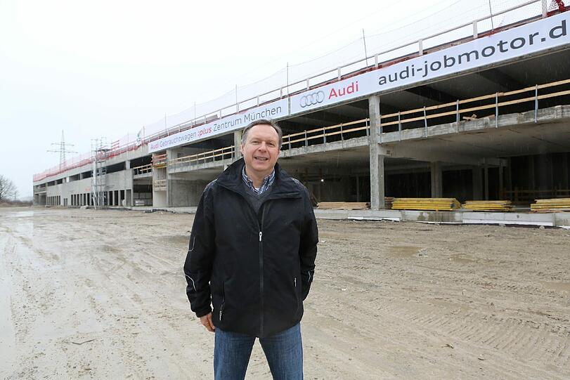 &bdquo;Wir setzen auf Erfahrung im Job&ldquo;: Geschäftsführer Hans-Joachim Radde vor dem Audi-Bau in Eching.