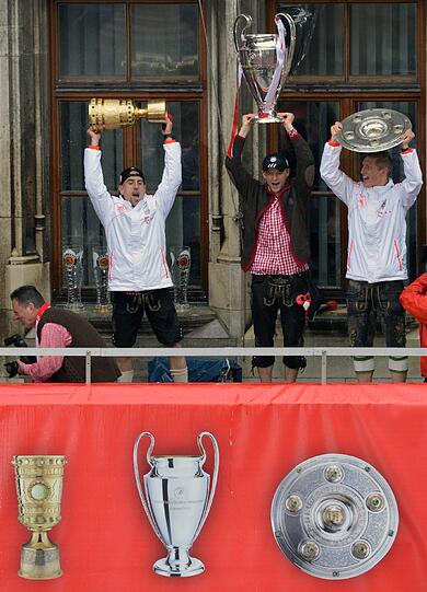 Mia san Triple. Die Bilder von der Bayern-Siegesfeier auf dem Rathaus-Balkon.