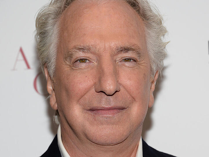 Alan Rickman ist froh, dass Perücken heute so leicht sind - als "Louis XIV" musste er regelmäßig mit einem sehr langen Haarteil herumlaufen