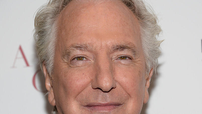 Alan Rickman ist froh, dass Perücken heute so leicht sind - als "Louis XIV" musste er regelmäßig mit einem sehr langen Haarteil herumlaufen Alan Rickman ist froh, dass Perücken heute so leicht sind - als "Louis XIV" musste er regelmäßig mit einem sehr langen Haarteil herumlaufen