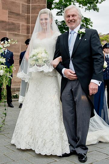 Zusammen mit ihrem Stiefvater Jorgen Porse macht sie sich auf den Weg zum Altar.
